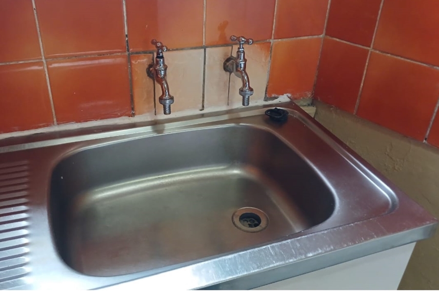 To Let 1 Bedroom Property for Rent in Athlone Western Cape